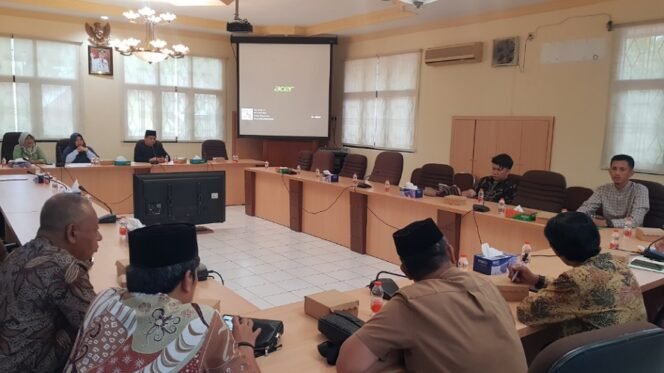 
					Rpd Komisi II dengan Stakeholder terkait bahas dugaan kasus anak SD open BO. Foto : Fokusborneo.com 