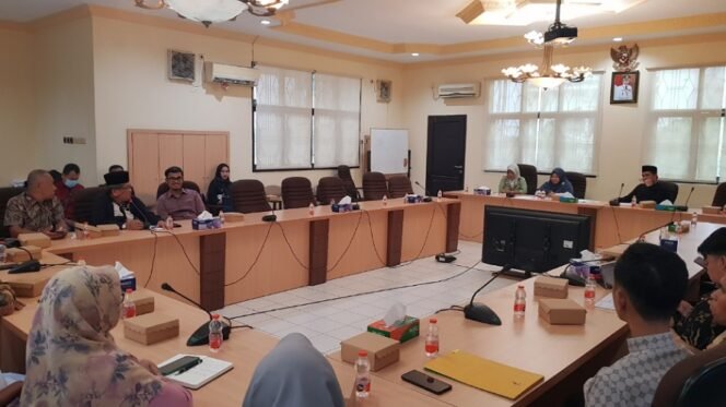
					Rpd Komisi II dengan Stakeholder terkait bahas dugaan kasus anak SD open BO. Foto : Fokusborneo.com 