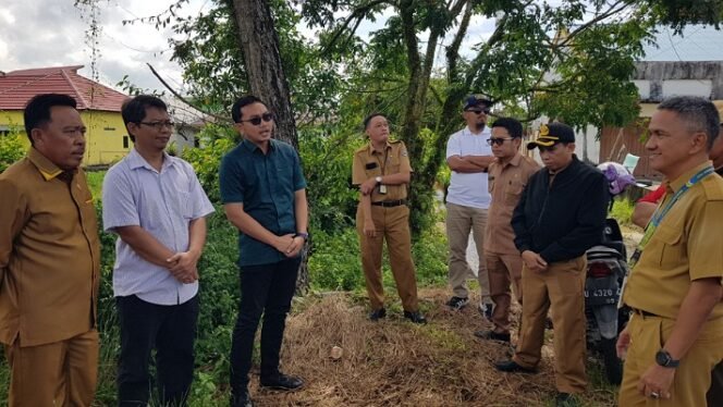 
					Komisi III tinjau drainase di dekat RSUKT di Kelurahan Karang Harapan. Foto : Fokusborneo.com 