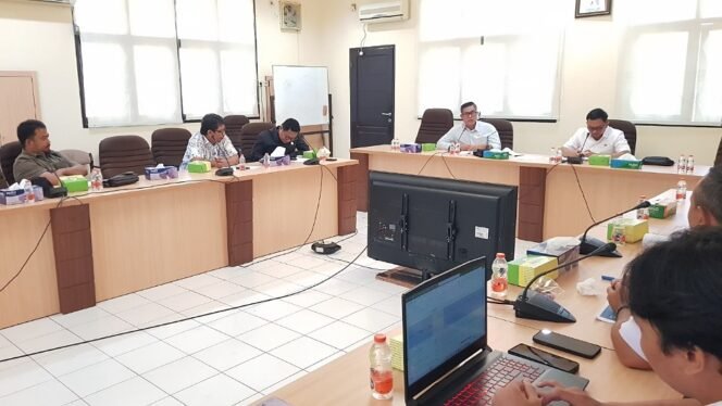 
					Rdp Komisi III DPRD Kota Tarakan dengan Satker Balai Jalan Nasional Provinsi Kaltara. Foto : Fokusborneo.com 