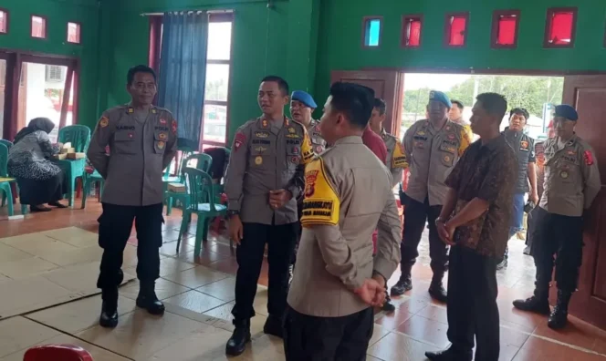 
					Kapolres Bontang, AKBP Alex F.L. Tobing, S.I.K., melakukan kunjungan kerja ke Gedung BPU Kecamatan Marangkayu untuk memantau langsung proses pleno rekapitulasi penghitungan suara Pilkada 2024, sekaligus mengevaluasi kesiapan pengamanan yang dilakukan oleh personel di lapangan, Jumat (29/11024).