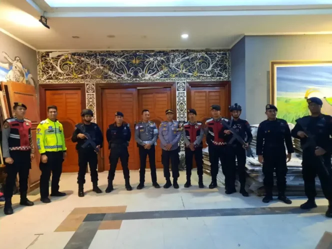 
					Dalam upaya menjaga keamanan dan ketertiban selama pelaksanaan Sidang Pleno Panitia Pemilihan Kecamatan (PPK) pada tahapan Pilkada Serentak 2024, Polres Bontang menggelar patroli gabungan pada Jumat malam (29/11/2024).