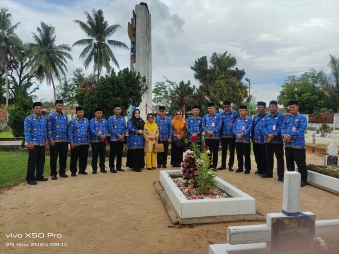 
					Dewan Pengurus Korps Pegawai Republik Indonesia (Korpri) Kota Tarakan melaksanakan ziarah dan tabur bunga ke Taman Makam Pahlawan (TMP) Dwikora, di Jalan Kusuma Bangsa, Jumat (29/11/2024)