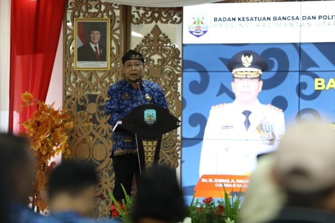 
					Mewakili Gubernur Kalimantan Utara (Kaltara) Dr. H. Zainal A. Paliwang, SH, M.Hum., Asisten Bidang Administrasi Umum Sekretariat Daerah (Setda) Kaltara Pollymaart Sijabat, S.KM., M.AP., didampingi Plt. Badan Kesatuan Bangsa dan Politik (Bakesbangpol) Kaltara Abdul Jalil, S.Sos., M.AP., membuka Rapat Koordinasi Badan Kesatuan Bangsa dan Politik (Bakesbangpol) se-Kaltara di Ruang Serbaguna Gedung Gadis, Senin (2/12) pagi. 