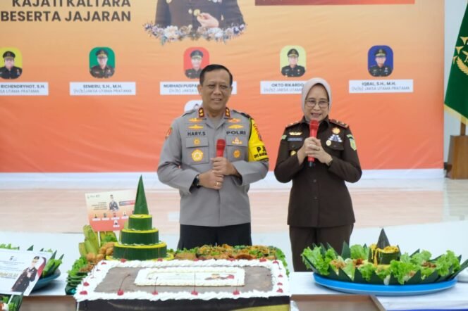 
					Kapolda Kaltara bersama Wakapolda saat memberikan surprise atas kenaikan pangkat Kajati Kaltara, Amiek Mulandari, Senin (2/12/2024).