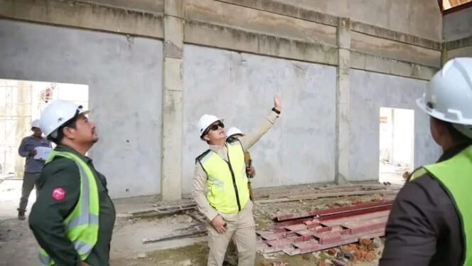 
					Bupati Tana Tidung, Ibrahim Ali melakukan monitoring dan evaluasi di proyek Pembangunan Pusat Pemerintahan (Puspem), Sabtu (30/11/2024).
