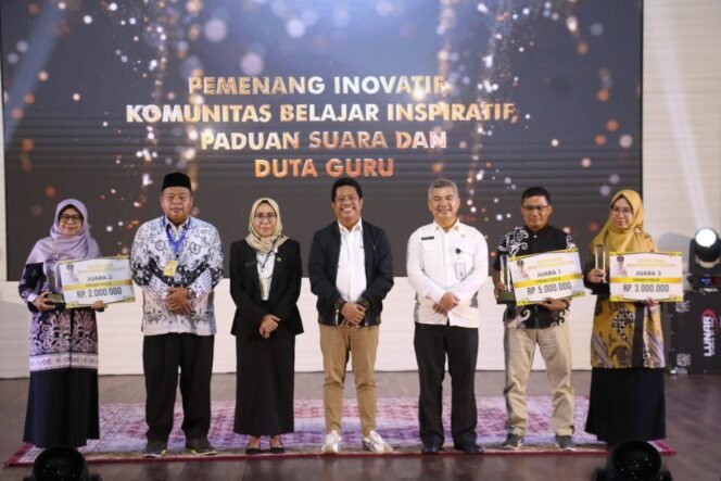 
					Puncak Rangkaian Hari Guru Nasional di Balikpapan, Pemerintah Kota (Pemkot) Balikpapan menggelar Festival Guru dan Tenaga Kependidikan (GTK) di Wali Kota Award Tahun 2024, Rabu (4/12/2024). 