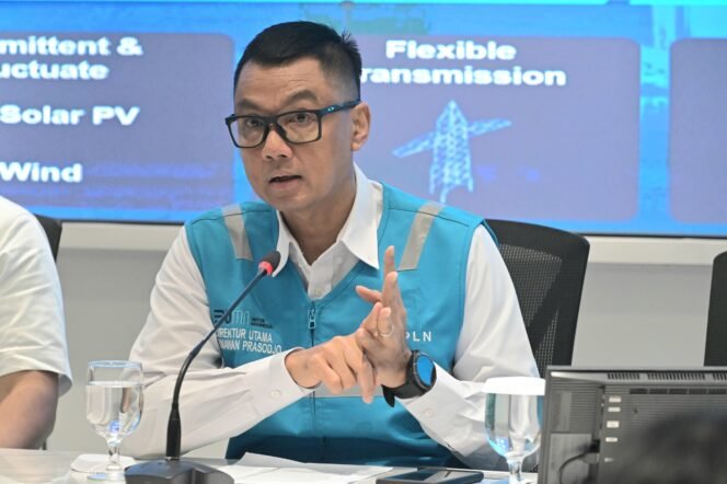 
					Direktur Utama PLN Darmawan Prasodjo menegaskan, sebagai bagian dari BUMN sektor energi, pihaknya siap menjalankan arahan Pemerintah untuk memberikan kenyamanan kepada masyarakat selama perayaan Nataru. PLN telah melakukan persiapan preventif dengan memastikan seluruh sistem kelistrikan dalam kondisi andal sejak jauh-jauh hari.