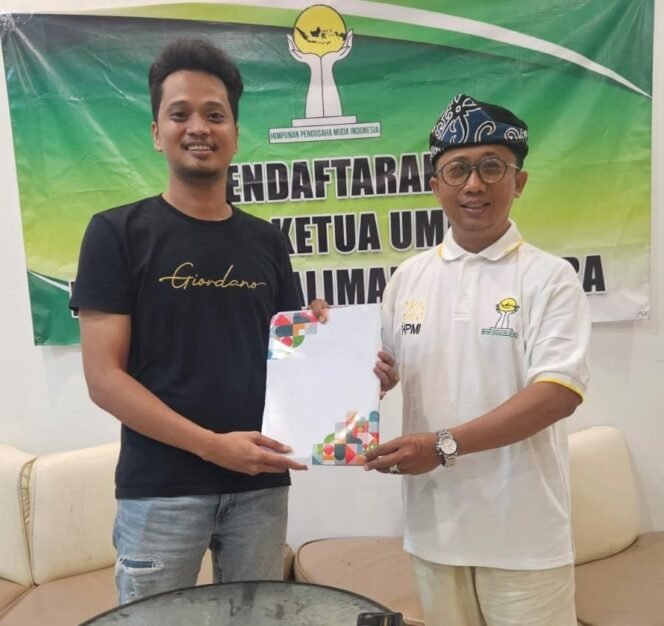 
					SERAHKAN BERKAS : Ade Kurniawan saat menyerahkan berkas dan diterima oleh Ketua SC Musda HIPMI Kaltara, Makbul SE, beberapa waktu lalu.
