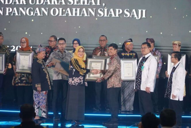 
					Penghargaan STBM Award diberikan Wakil Menteri Kesehatan Republik Indonesia, Dante Saksono Harbuwono, kepada Bupati Berau, Sri Juniarsih Mas, di Ballroom Rajawali Place The St.Regis, Jakarta, Selasa (10/12/2024).