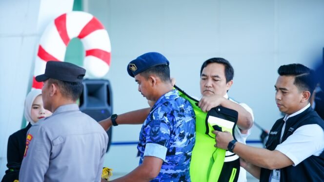 
					PT Angkasa Pura Indonesia Kantor Cabang Bandar Udara Internasional Sultan Aji Muhammad Sulaiman (SAMS) Sepinggan Balikpapan resmi membuka Posko Terpadu Angkutan Udara sebagai langkah antisipasi lonjakan penumpang selama arus mudik dan balik pada Hari Natal 2024 dan Tahun Baru 2025 (NATARU).