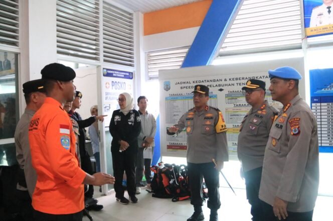 
					, Kapolda Kalimantan Utara Irjen Pol Hary Sudwijanto, S.I.K., M.Si., didampingi Kabid Propam Polda Kaltara, Dansat Brimob Polda Kaltara, Kapolres Tarakan, dan para Kasatgas Ops Lilin Kayan 2024 Polres Tarakan melaksanakan pemantauan dan pengecekan Pos Pelayanan Terpadu di Pelabuhan Tengkayu 1, Kota Tarakan.