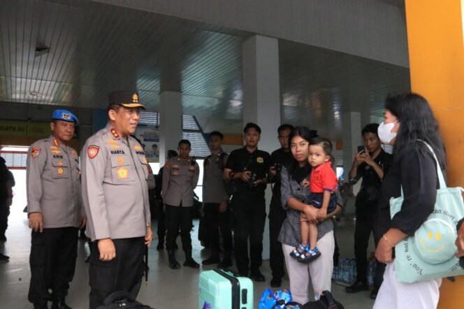 
					Kapolda Kaltara Sapa Penumpang Speed Boad di Pelabuhan Tengkayu 1 Jelang Natal dan Tahun Baru 2025