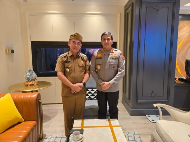 
					Pj Wali Kota Tarakan, Dr. Bustan, S.E., M.Si., melakukan audiensi dengan Wakil Kepala Kepolisian Republik Indonesia (Wakapolri), Komjen Polisi Dr. Ahmad Dofiri di ruang kerja Wakapolri pada Senin, 23 Desember 2024.
