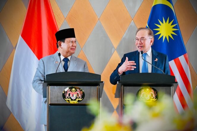 
					Presiden Republik Indonesia, Prabowo Subianto, melakukan pertemuan dengan Perdana Menteri Malaysia, Anwar Ibrahim, di Menara Kembar Petronas, Kuala Lumpur,  Senin (27/01/25).
