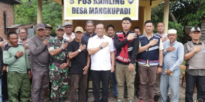 
					Kapolda Kalimantan Utara, Irjen Pol Hary Sudwijanto, mengunjungi Pos Satkamling di RT 10 dan RT 4, Desa Mangkupadi, Kecamatan Tanjung Palas Timur.