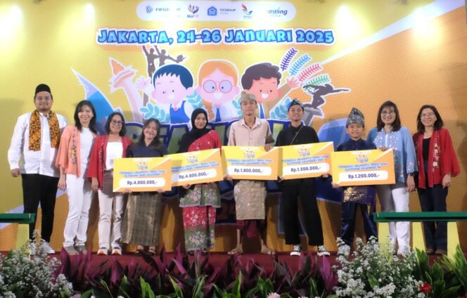 
					Foto bersama Direksi dan Jajaran Manajemen FIFGROUP dengan perwakilan penerima Beasiswa Ceria 2024 kategori Akademik dan Non Akademik dari setiap tingkat jenjang pendidikan sesaat setelah penyerahan beasiswa secara simbolis pada Seremoni Penyerahan Beasiswa Ceria 2024 bertempat di Ballroom Hotel Cosmo Amaroossa, Daerah Khusus Jakarta, Jumat (24/01/2025).