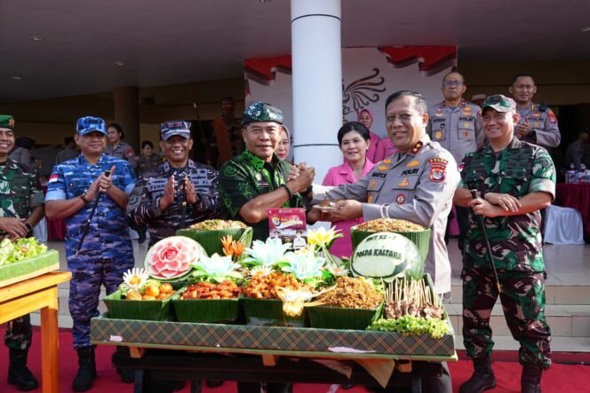 
					Gubernur Kalimantan Utara (Kaltara), Dr. H. Zainal A. Paliwang, S.H, M.Hum., menghadiri perayaan Hari Ulang Tahun (HUT) Kepolisian Daerah (Polda) Kaltara ke-7 berlangsung di Markas Polda Kaltara, Kamis, (9/1).