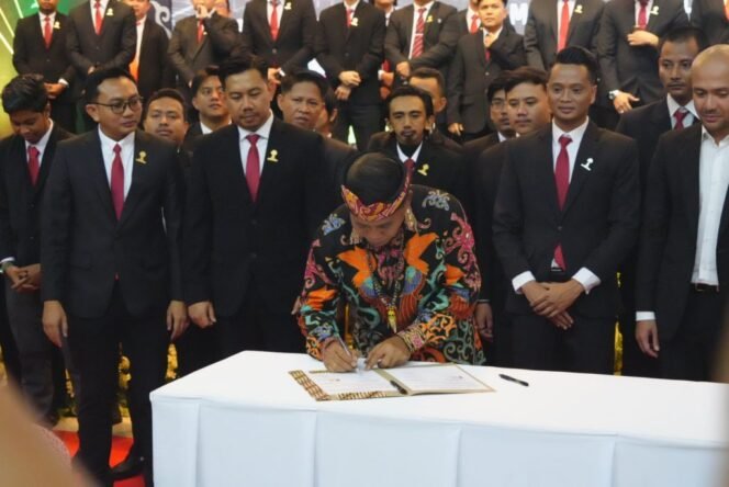 
					Gubernur Kalimantan Utara (Kaltara), Dr. H. Zainal A. Paliwang, S.H., M.Hum., dalam acara Pelantikan Badan Pengurus Daerah (BPD) Himpunan Pengusaha Muda Indonesia (HIPMI) Kaltara Masa Bakti 2025-2028 di Kayan Hall Hotel Tarakan Plaza, Selasa (21/1) malam.