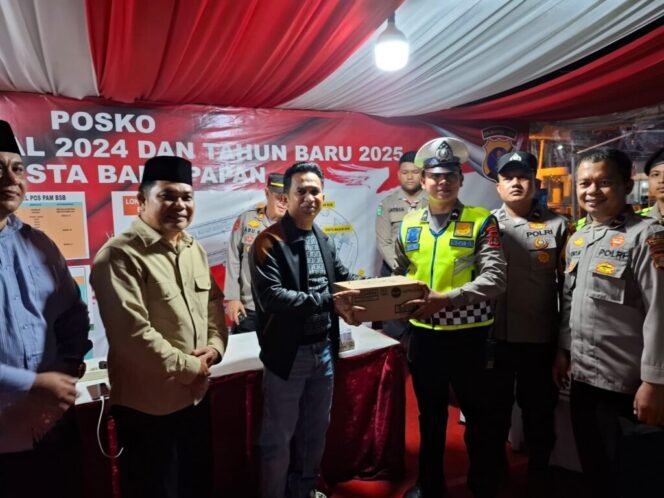 
					Disela-sela kegiatan doa bersama menyambut malam tahun baru 2025. Wali Kota Balikpapan Rahmad Masâ€™ud didampingi Asisten Tata Pemerintahan Zulkifli meninjau sejumlah posko pengamanan, Selasa (31/12/2024).