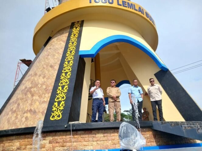 
					Bupati Bulungan, Syarwani saat meninjau penyelesaian pembangunan Tugu Telur Pecah, Selasa (31/12/2024).