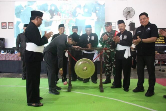 
					Wali Kota Balikpapan membuka kejuaraan pencak silat Persudaraan Setia Hati Terate (PSHT) Cup III Kota Balikpapan yang dilaksanakan dipadepokan PSHT, Jumat (3/1/2025).