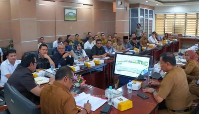
					Komisi III DPRD Provinsi Kalimantan Timur melakukan rapat kerja di Kantor Walikota Balikpapan, Senin (6/1/2025).
