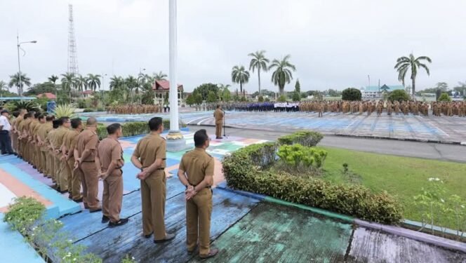 
					Apel rutin ASN perdana tahun 2024, dipimpin Sekda Malinau Ernes Silvanus di halaman Kantor Bupati Malinau, Senin (6/1/2025).