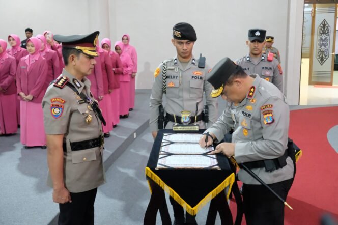 
					Kapolda Kaltara membacakan sumpah jabatan serta pemasangan tanda jabatan, dilanjutkan penandatanganan berita acara serah terima, berita acara pengambilan sumpah dan pakta integritas pejabat yang di mutasi.