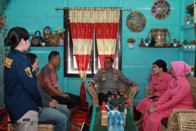 
					Kapolda Kaltara, Irjen Pol. Hary Sudwijanto, bersama Ketua Pengurus Daerah Bhayangkari Kalimantan Utara, Ny. Dion Hary Sudwijanto, melakukan kunjungan penuh kepedulian kepada Aipda Sutrisno, seorang personel Polres Malinau yang telah menderita sakit diabetes selama tiga tahun, Selasa (07/01/2024).
