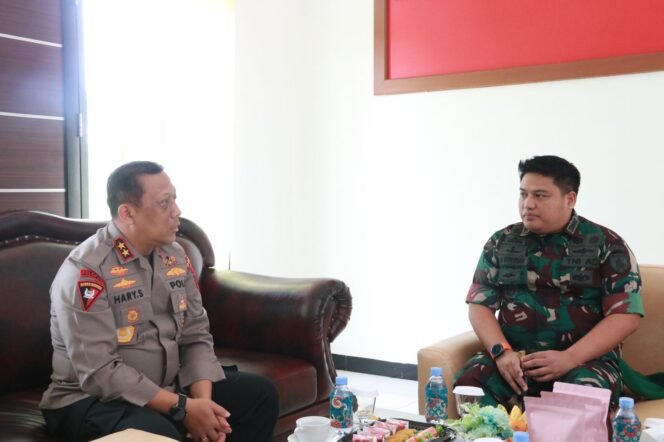 
					Dalam rangka mempererat tali sinergitas dan kerjasama keamanan antara TNI dan Polri, Kapolda Kaltara Irjen Pol. Hary Sudwijanto, S.I.K, M.Si bersama Ketua Bhayangkari Daerah Kalimantan Utara, Ny. Dion Hary Sudwijanto, melaksanakan kunjungan kerja di Kodim 0914/Tana Tidung dan disambut langsung oleh Dandim 0914/Tana Tidung Letkol Inf. Abdul Rizka Fitrawan. Rabu (08/01/2025).

