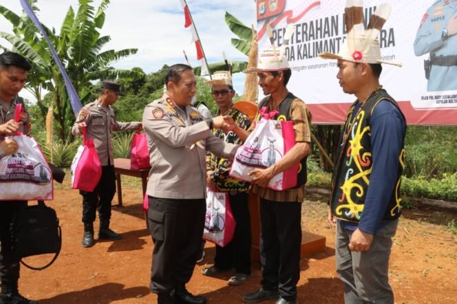 
					Kapolda Kaltara, Irjen Pol. Hary Sudwijanto saat mengunjungi Desa Long Ampung, Kecamatan Kayan Selatan, Malinau.