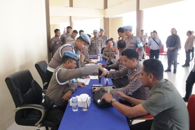 
					Tim Monitoring dan Evaluasi (Monev) dari Inspektorat Pengawasan Umum (Itwasum) Mabes Polri melakukan pemeriksaan Senjata dan Amunisi di Mapolda Kaltara, Selasa (14/01/25).