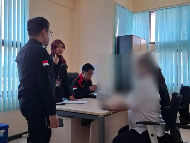 
					Penggeledahan yang dilakukan Seksi Pidana Khusus Kejari Malinau di kantor Dishub Malinau terkait dugaan korupsi rehabilitasi dermaga speedboat, Selasa (14/1/2025).