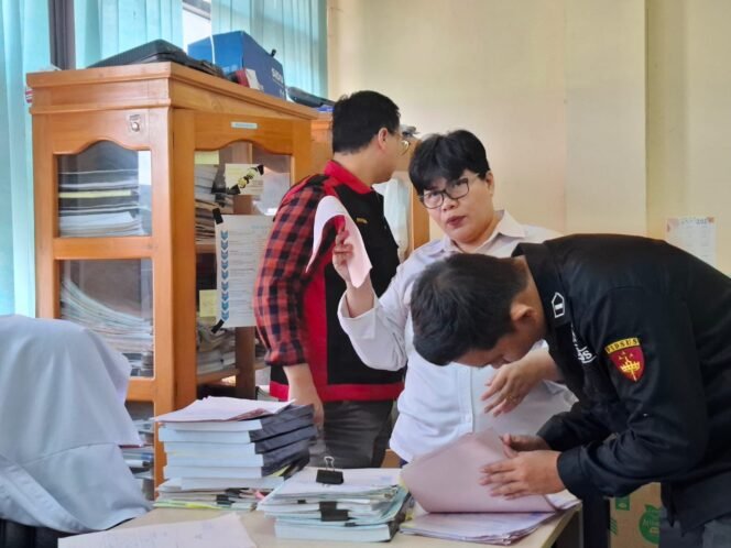 
					Tim Pidana Khusus Kejari Malinau saat melakukan penyitaan dokumen berkaitan proyek pembangunan dermaga speedboat di kantor Dishub Malinau, kemarin (14/1/2025).