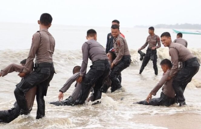 
					Personel Direktorat Samapta Polda Kaltara telah melaksanakan latihan pencarian dan penyelamatan (SAR) khusus untuk meningkatkan kesiapsiagaan bencana alam di Pantai Tanah Kuning.
