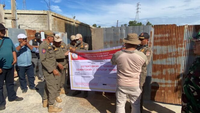 
					Satuan Polisi Pamong Praja (Satpol PP) bersama sejumlah Organisasi Perangkat Daerah (OPD) telah melakukan penyegelan dan penghentian sementara kegiatan pembangunan Proyek Green Valley 2, di kawasan Gunung Guntur, Balikpapan Tengah Jumat (17/1/2025).(Foto: Istimewa)
