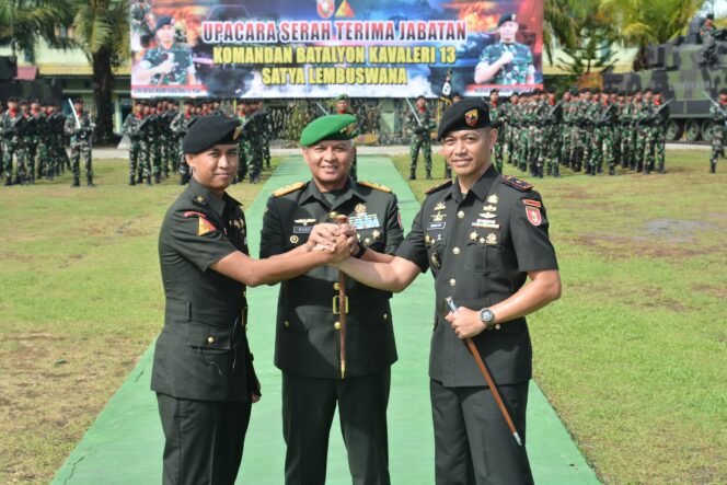 
					Pangdam VI/Mulawarman, Mayjen TNI Rudy Rachmat Nugraha, S.I.P.,M.Sc pimpin upacara serah terima jabatan Komandan Batalyon Kavaleri 13/Satya Lembuswana bertempat di Markas Yonkav 13/SL Kutai Kartanegara, Senin (20/01/25)