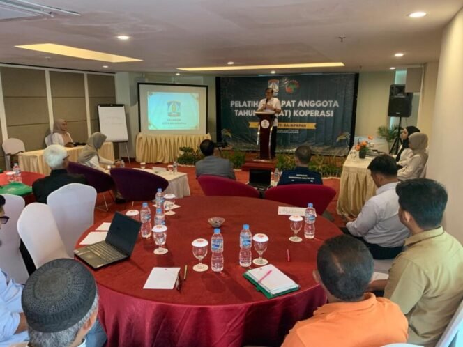 
					Kepala Dinas Koperasi UMKM dan Perindustrian Kota Balikpapan Heruressandy, resmi membuka Pelatihan Rapat Anggota Tahunan (RAT) Koperasi pada Rabu (22/1/2025). 