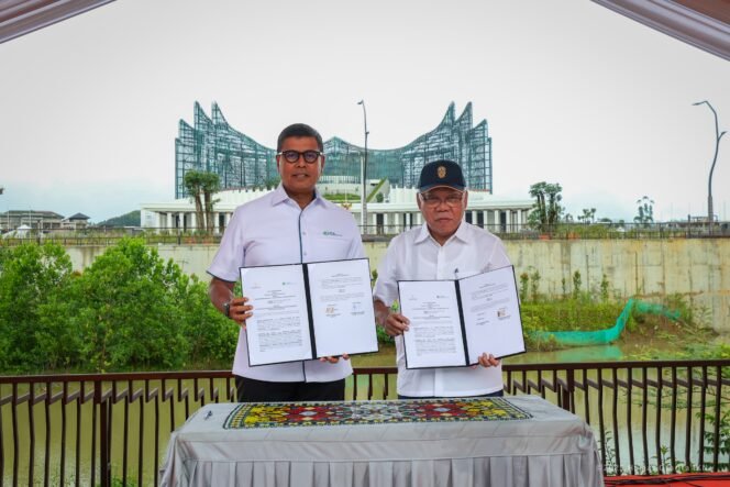 
					Kepala Otorita Ibu Kota Nusantara (IKN), Basuki Hadimuljono, dan Direktur Utama Badan Penyelenggara Jaminan Sosial (BPJS) Ketenagakerjaan, Anggoro Eko Cahyo, telah menandatangani Nota Kesepahaman mengenai Pelaksanaan Program Jaminan Sosial Ketenagakerjaan di IKN. Penandatanganan ini dilakukan setelah agenda jalan sehat bersama BPJS Ketenagakerjaan yang diselenggarakan di Plaza Seremoni, IKN pada Kamis (23/01/2025).

