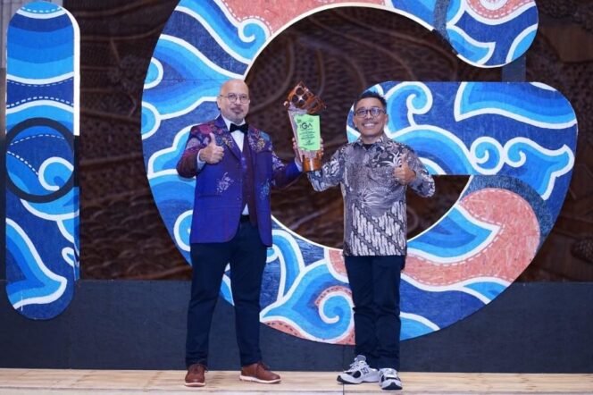 
					PT Pertamina Patra Niaga Regional Kalimantan melalui Aviation Fuel Terminal (AFT) Sepinggan kembali ukir prestasi mendapatkan penghargaan tertinggi (Guardian) di Indonesia Green Awards (IGA) 2025, ajang penghargaan program Corporate Social Responsibility (CSR) oleh La Tofi School of Social Responsibility di Hotel Kempinski Jakarta pada rabu (15/1).


