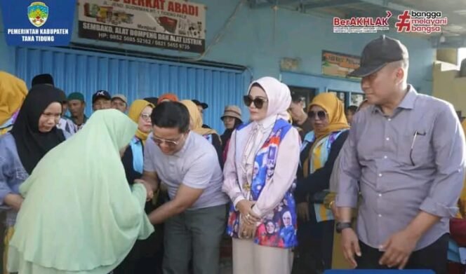 
					Bupati Tana Tidung, Ibrahim Ali saat meninjau sekaligus memberikan bantuan korban kebakaran di RT. 2 Desa Tideng Pale, Jumat (24/1/2025). 

