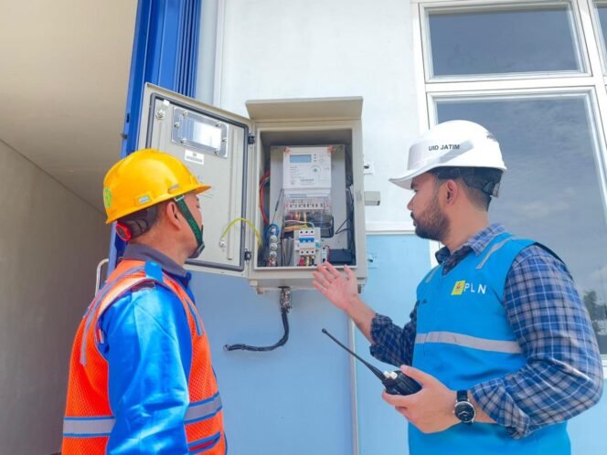 
					Manager PLN Unit Layanan Pelanggan (ULP) Bondowoso, Yuanito Yoga Pratama bersama petugas Pelayanan Teknik (Yantek) tengah memastikan keandalan pasokan listrik di salah satu sekolah penerima manfaat program Makan Bergizi Gratis (MBG) di Jawa Timur.
