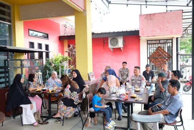 
					Dirbinmas Polda Kaltara Kombes Pol. Eri Dwi Hariyadi, S.I.K, mendengarkan aspirasi masyarakat melalui program â€˜Jumat Curhatâ€™ di Adicha Cafe yang ada di Tanjung Selor Kabupaten Bulungan, Jumat (24/01/25)
