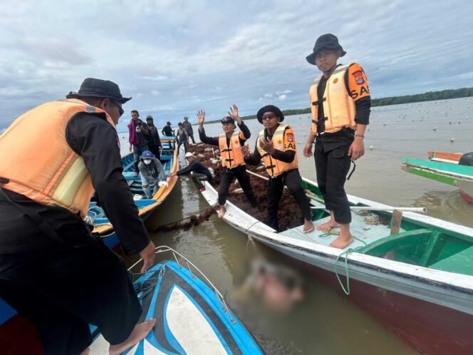 
					Personel Brimob Polda Kaltara turun langsung membantu proses pencarian korban laka laut di Nunukan, Kamis (30/1/2025). (Foto : Humas Polda Kaltara)