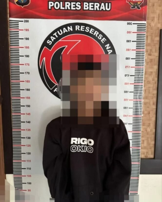 
					Tersangka berinisial ASD saat diamankan di Sat Reskoba Polres Berau.