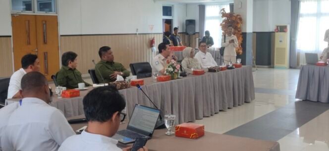 
					Direktur Utama PTMB Yudhi Saharuddin saat menerima kunjungan Komisi II DPRD Balikpapan dan PT KKT untuk membicarakan kemungkinan kerjasama pengelolaan air baku, Senin (20/1/2025).