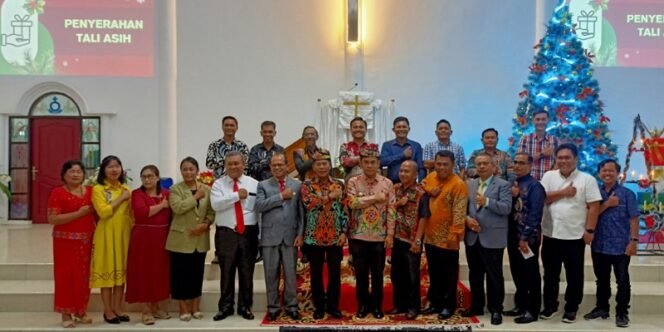 
					Perayaan Natal dan Tahun Baru: Gubernur Kaltara dan Pj Walikota Tarakan Foto Bersama Dengan Panitia, Pengurus PGI-W Kota Tarakan dan Perwakilan Gereja - Gereja. Foto: fokusborneo.com