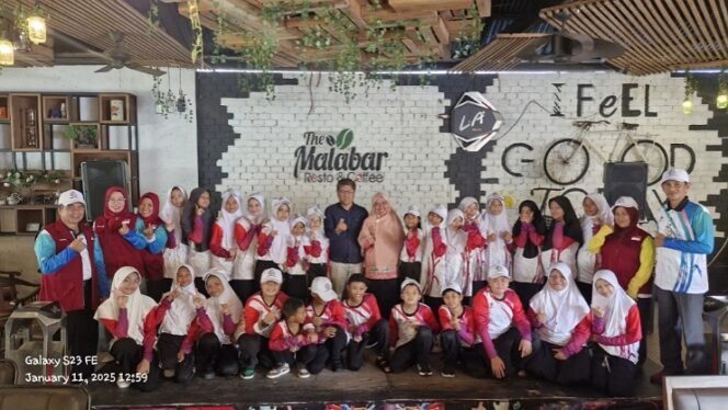 
					Reuni peserta StEC Malaysia bersama Kadisdik Kota Tarakan Thamrin Toha. Foto : Fokusborneo.com 