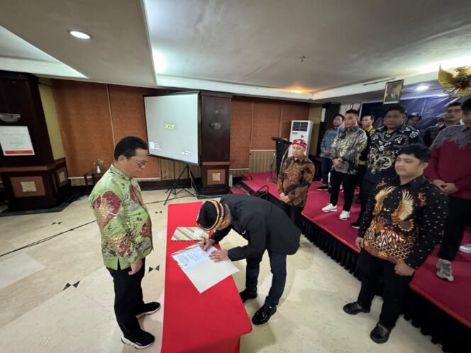 
					Ketua PBSI Kaltara Hasan Basri lantik Pengurus PBSI Kota Tarakan. Foto : Ist 